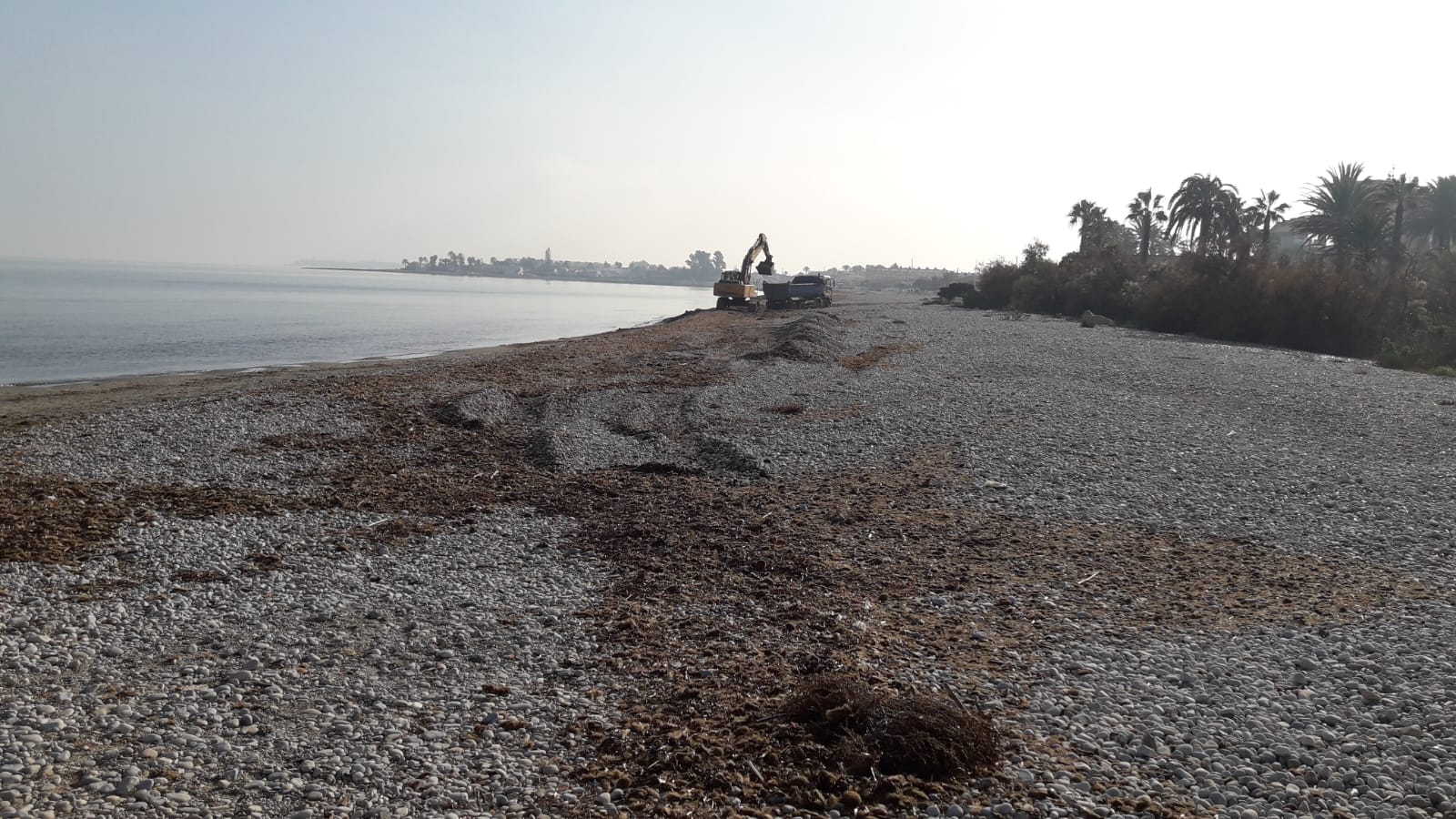 Trabajos de reconstrucción de la barrera de grava en la desembocadura del río Girona