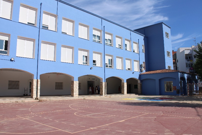 
El patio del colegio Cervantes se convierte en espacio de ocio y juego durante el fin de s...