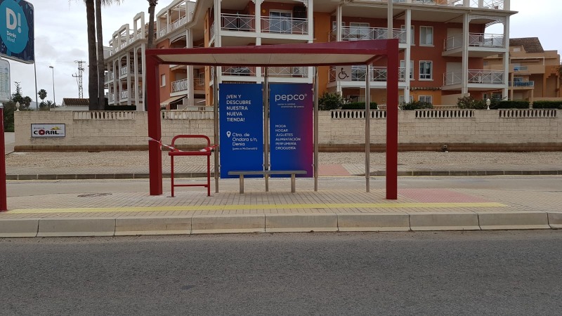 
El Ajuntament de Dénia adapta las marquesinas de autobús en el término municipal a las nec...