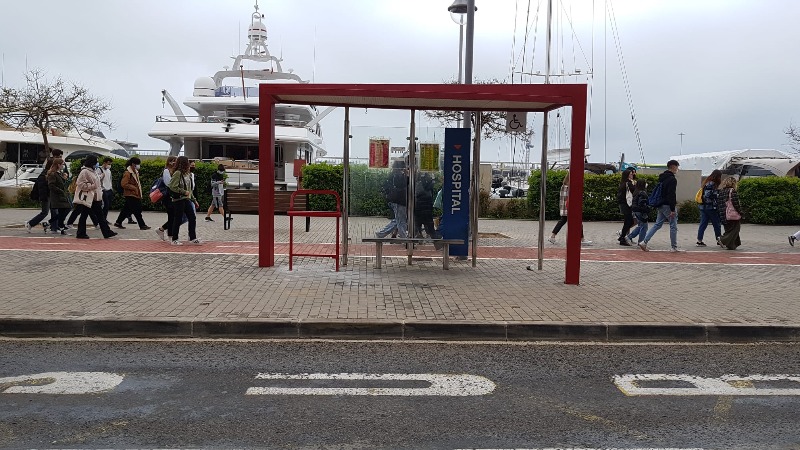 L’Ajuntament de Dénia adapta les marquesines d'autobús en el terme municipal a les neces...
