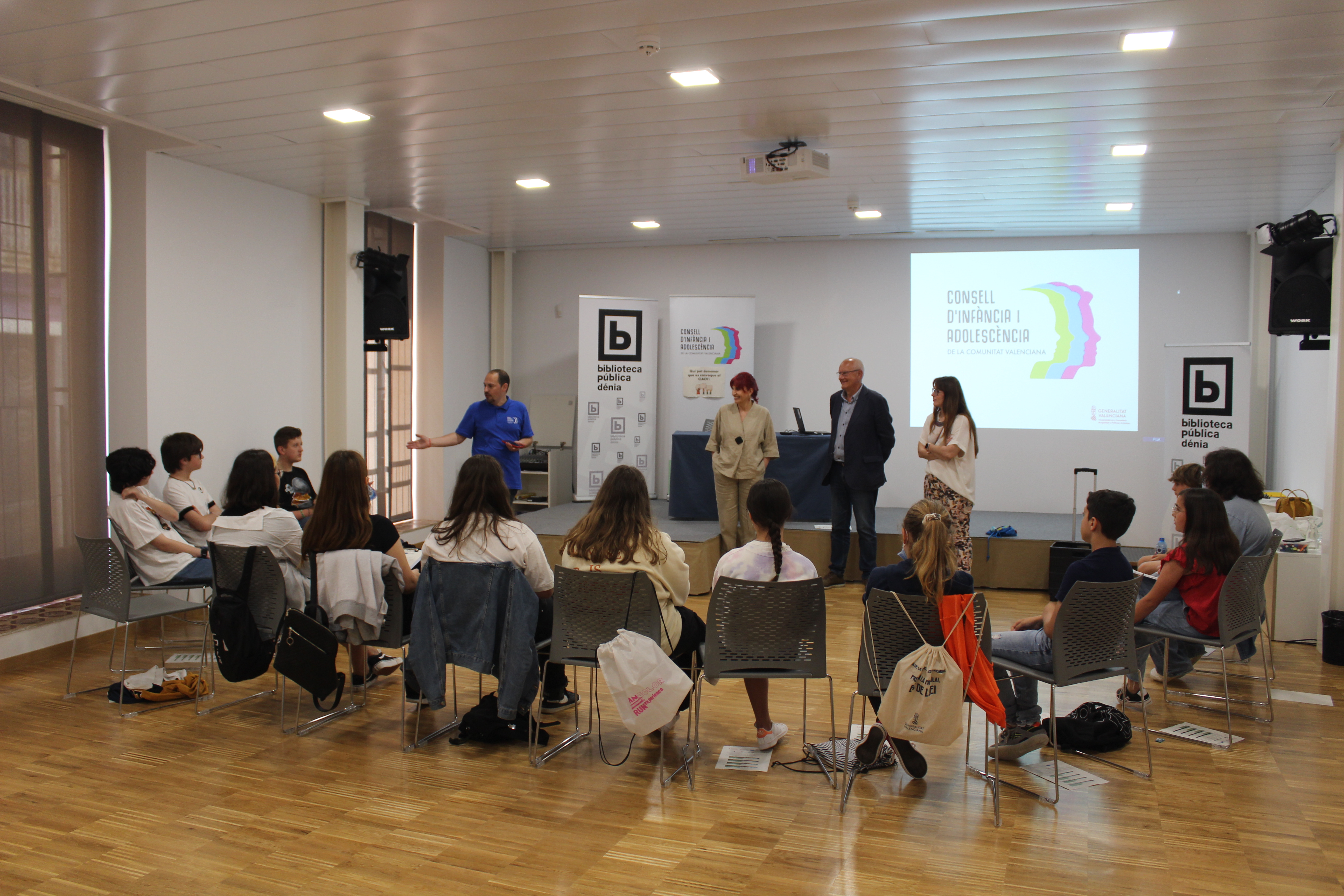El Consell d'Infància i Adolescència de la Comunitat Valenciana celebra una sessió de di...
