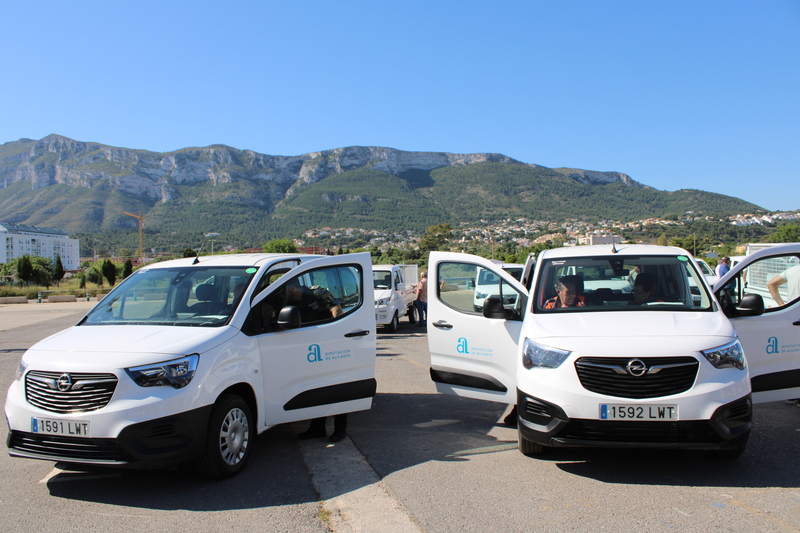 Dénia recibe dos coches eléctricos para uso de la Policía Local y el servicio de Protección ...