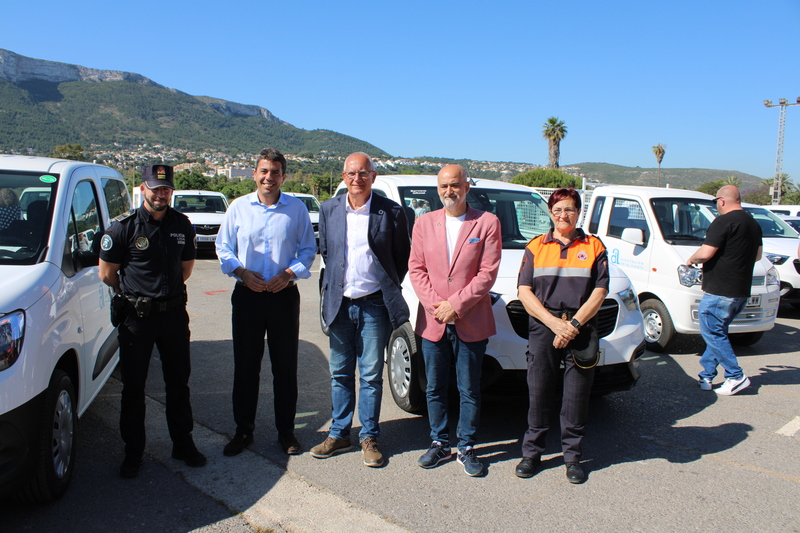 Dénia rep dos cotxes elèctrics per a ús de la Policia Local i el servei de Protecció Civil s...