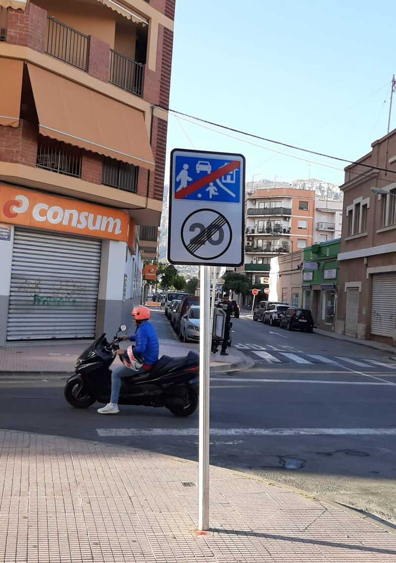 El Ajuntament de Dénia instala nuevas señales en los pasos peatonales alimentadas con energía solar 