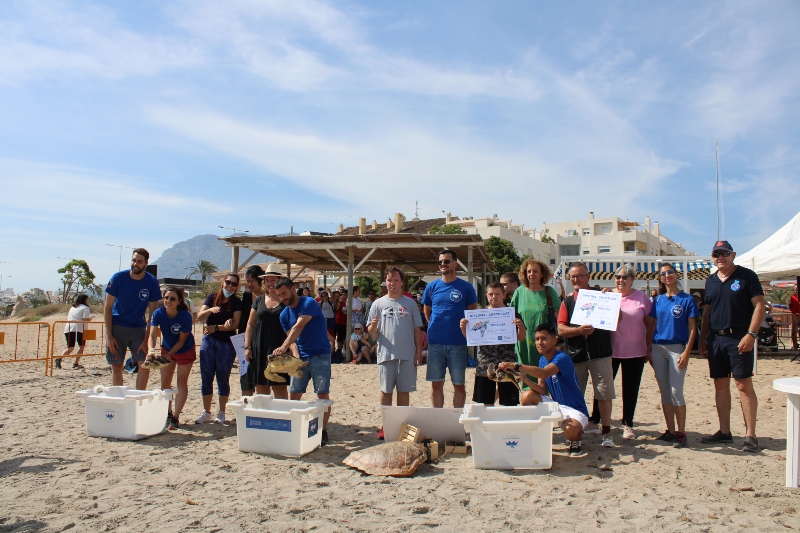 Solta de tortugues a la platja Punta del Raset