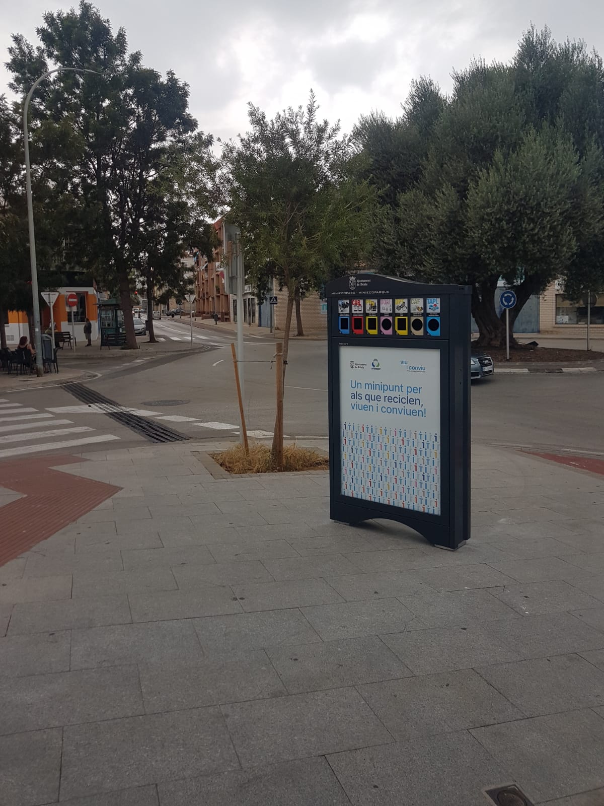
Instal·len minipunts nets als carrers de Dénia per a acostar la recollida selectiva a la c...