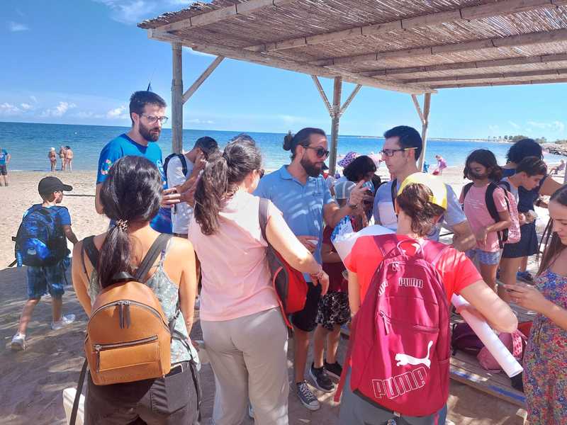  
La concesionaria del servicio de vigilancia y socorrismo realiza campañas de concienciación medioambiental con escolares en las playas de Dénia 