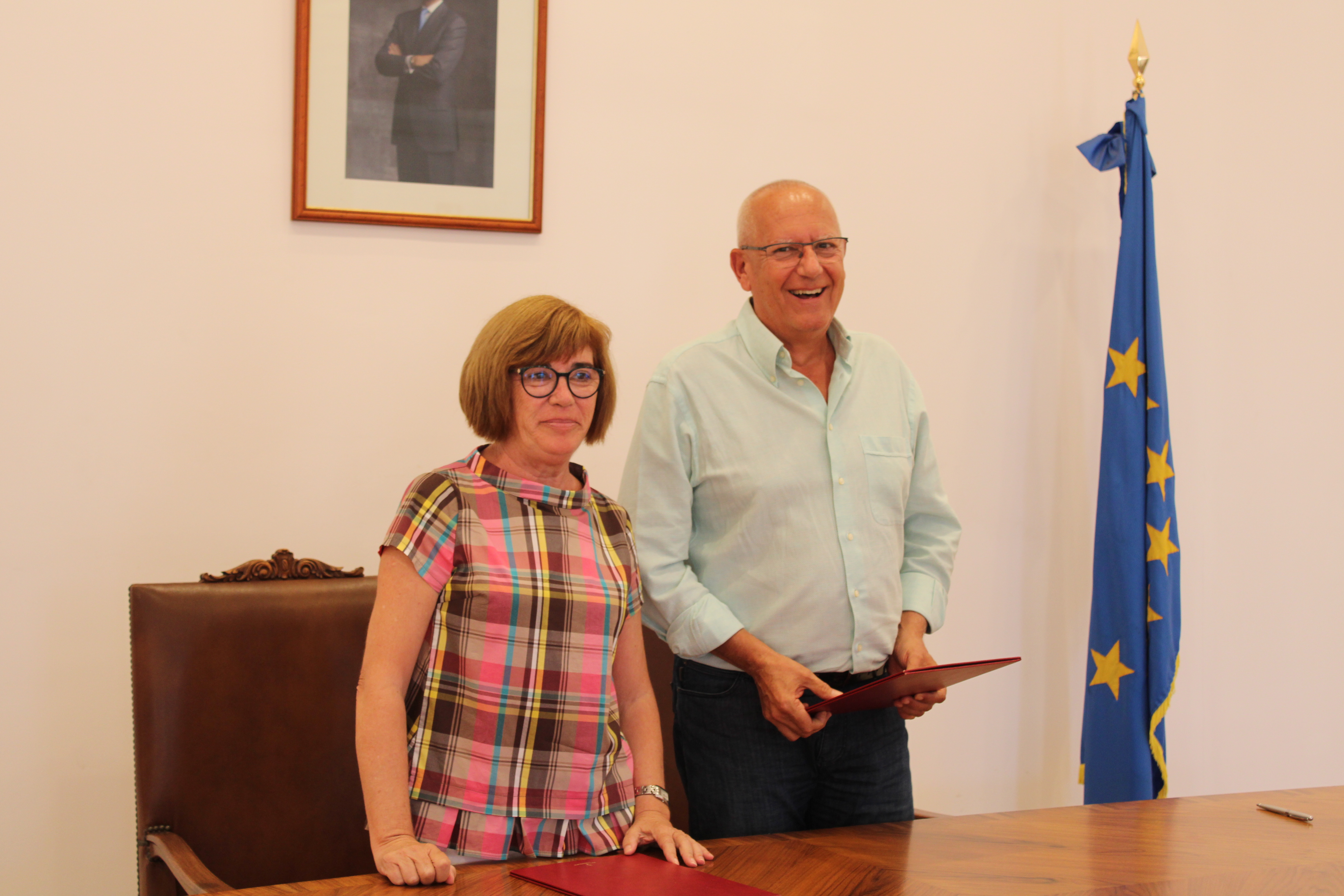  Alcalde de Dénia, Vicent Grimalt, i la presidenta de la Fundación Rafael Chirbes, María José Micó, firman el convenio de colaboración 