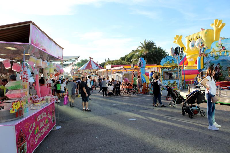 Persones gaudint de la Fira de Tots Sants 