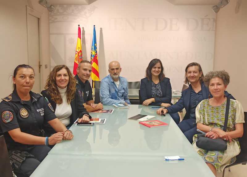 Entrevista de treball dels representants de Tours amb el regidor Javier Scotto i Policia Local