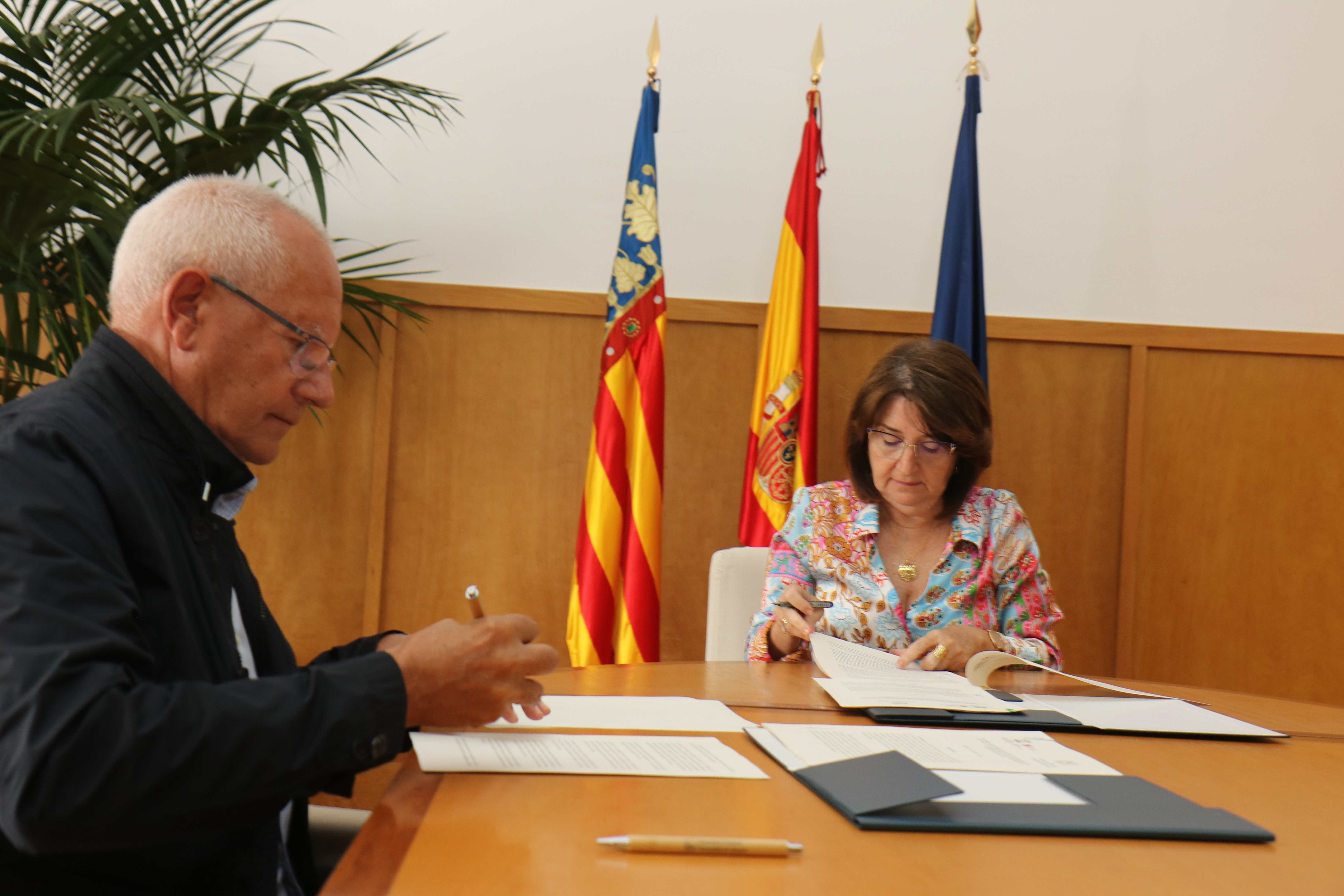 El alcalde Vicent Grimalt firmando el convenio con la UA