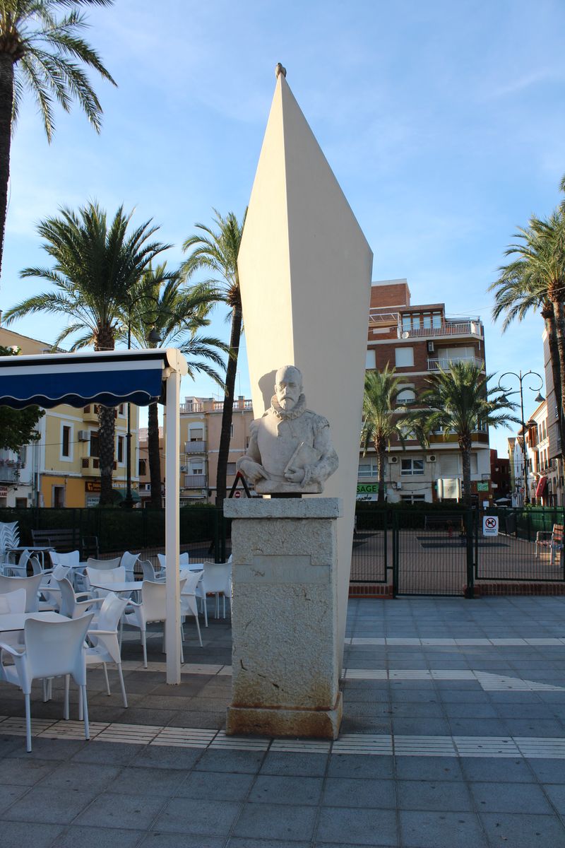 Busto del escritor en la explanada Cervantes