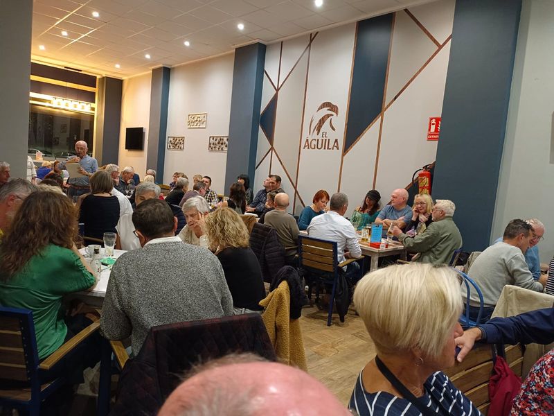 Más de 110 personas disfrutaron de la vuelta de la actividad de intercambio lingüístico ‘pub...