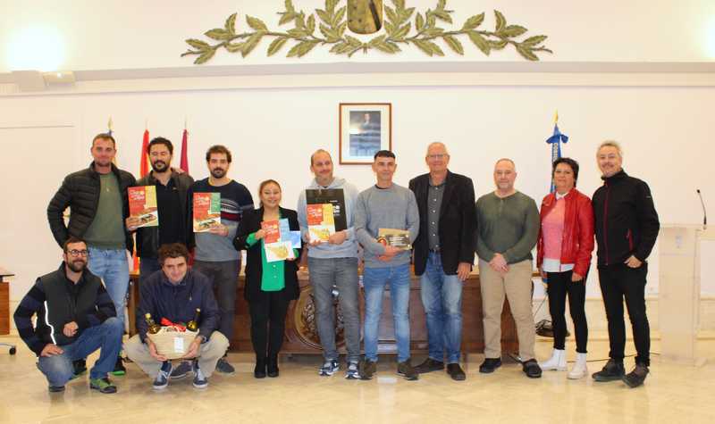 Los premiados con organizadores y colaboradores