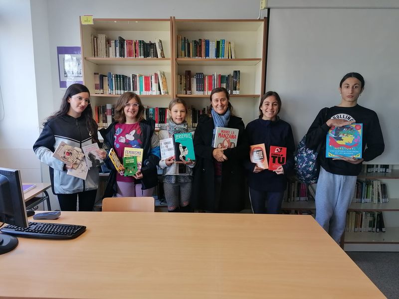 L'Ajuntament de Dénia reparteix 314 llibres de temàtica feminista entre els centres esco...