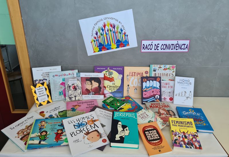 El Ajuntament de Dénia reparte 314 libros de temática feminista entre los centros escolares ...