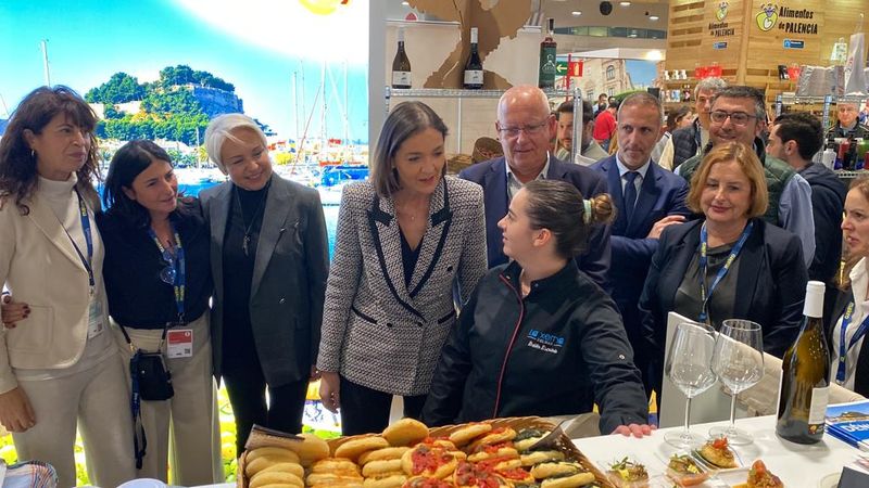 La ministra Reyes Maroto junto a Susi Díaz, presidenta de Hostelería de España, y el alcalde...