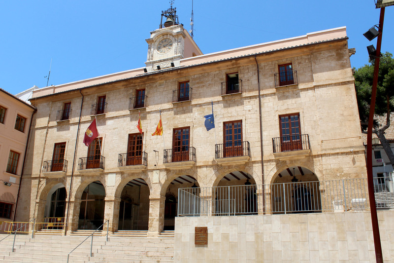 
El Ajuntament de Dénia y las asociaciones de taxi consensuan las medidas de mejora del ser...