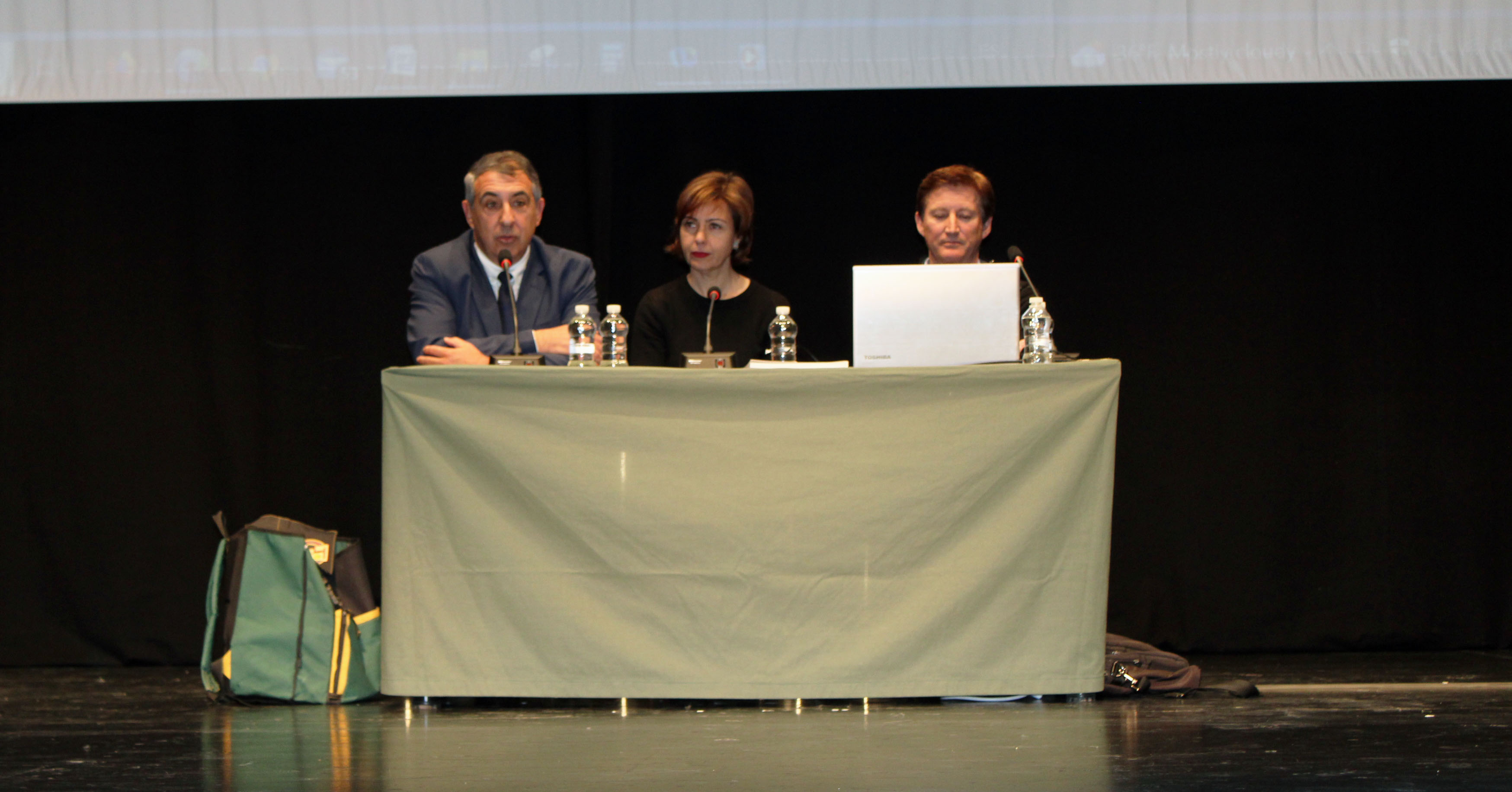 (D'esquerra a dreta) Vicent García Nebot, Maria Josep Ripoll i John Kirby