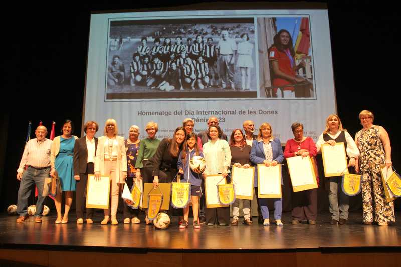 Dénia homenajea las pioneras del fútbol femenino en la ciudad