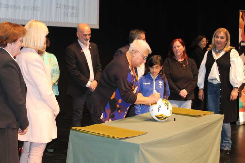 Dénia homenajea las pioneras del fútbol femenino en la ciudad