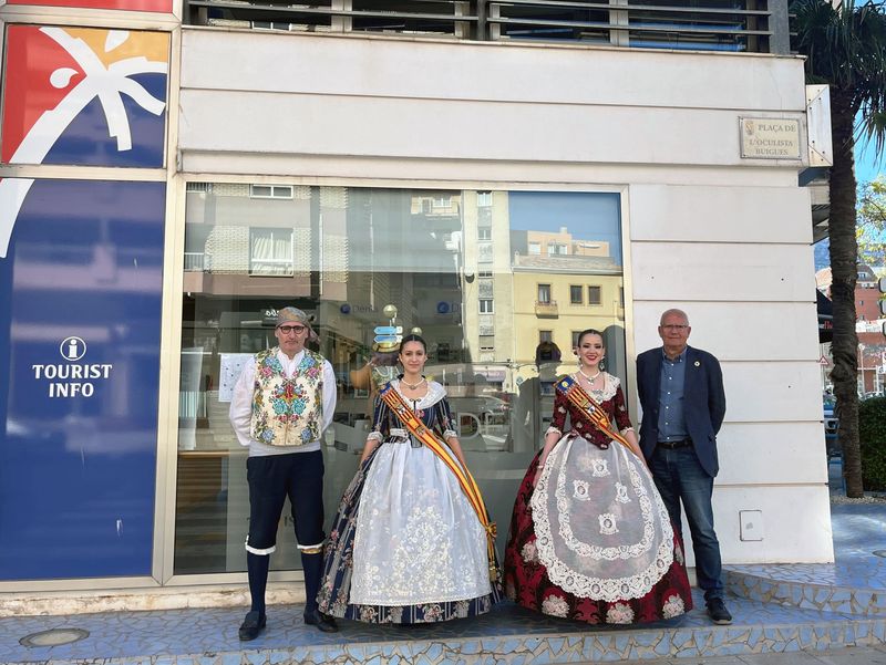 Les falleres majors de Dénia reben als visitants de la ciutat a l’Oficina de Turisme de Dénia