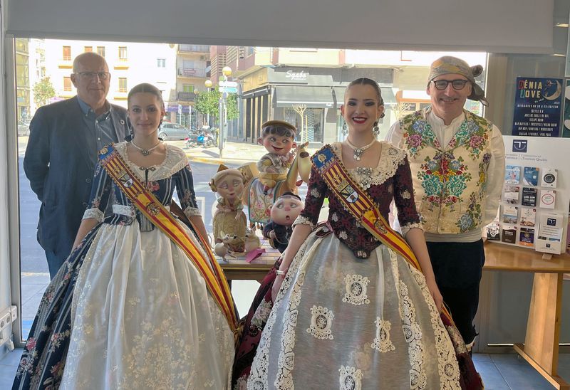 Las falleras mayores de Dénia reciben a los visitantes de la ciudad en la Oficina de Turismo...