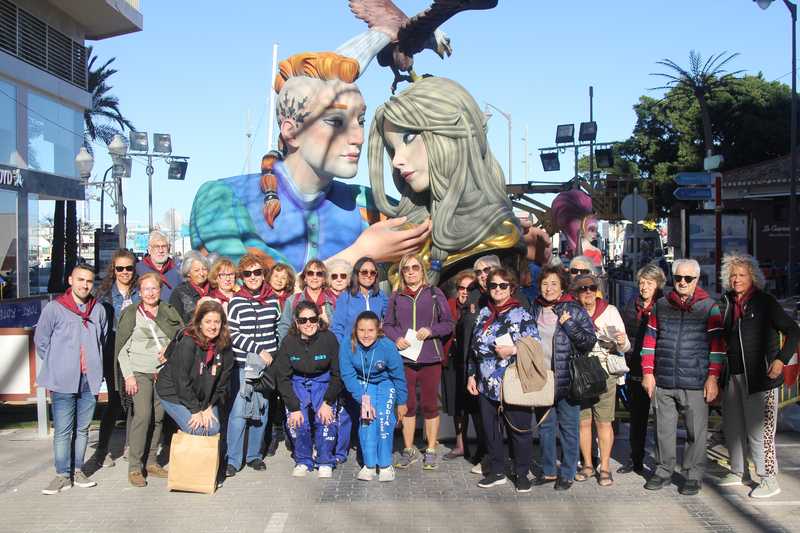 El alumnado de las Aulas de la Tercera Edad visita las fallas de Dénia