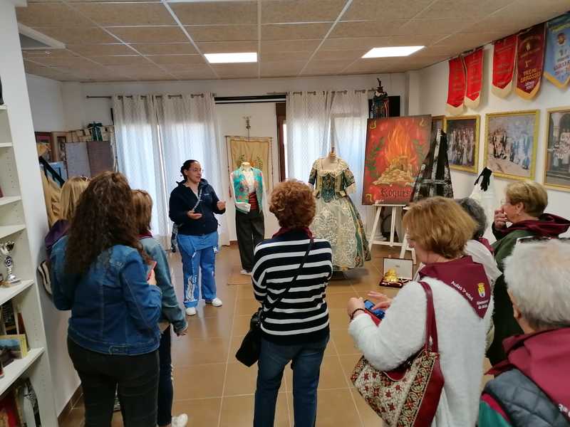 L'alumnat de les Aules de la Tercera Edat visita les falles de Dénia