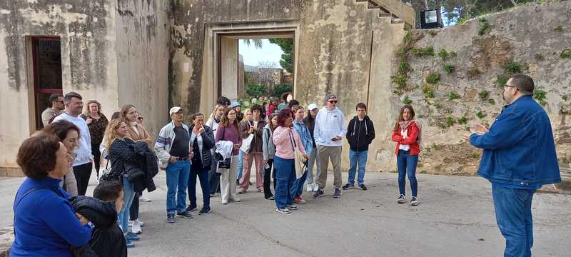  Cerca de 200 participantes disfrutan del programa de visitas guiadas en el castillo y los museos de la ciudad durante las Fallas 