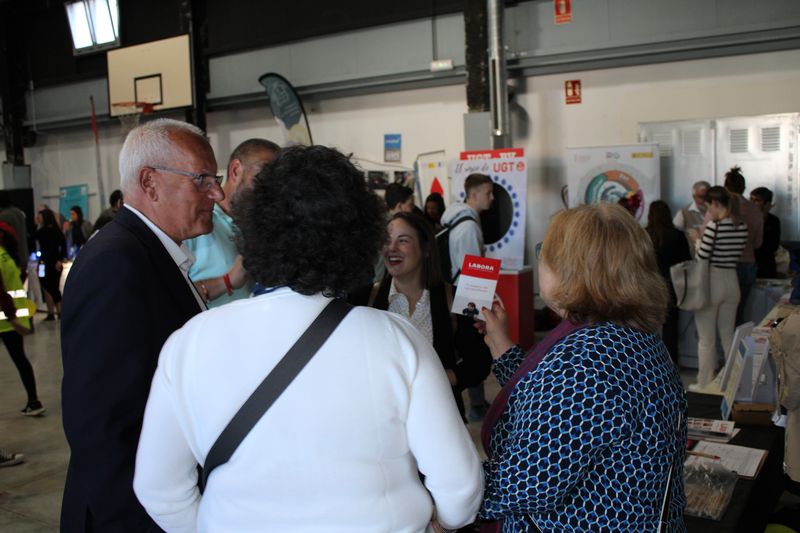 Jóvenes de toda la comarca visitan la I Feria Comarcal de Formación Profesional en Dénia