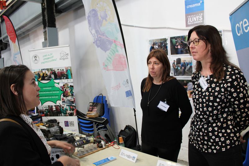 Jóvenes de toda la comarca visitan la I Feria Comarcal de Formación Profesional en Dénia