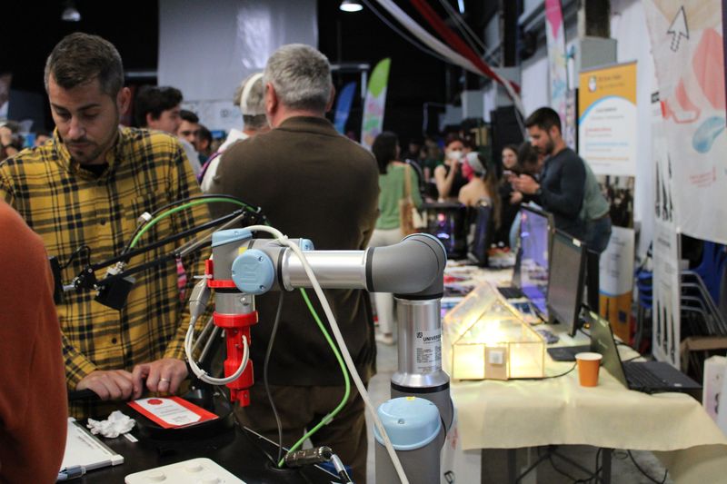 Jóvenes de toda la comarca visitan la I Feria Comarcal de Formación Profesional en Dénia