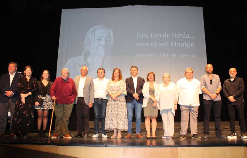 
Paco Muñoz rep la distinció de fill adoptiu de la ciutat de Dénia