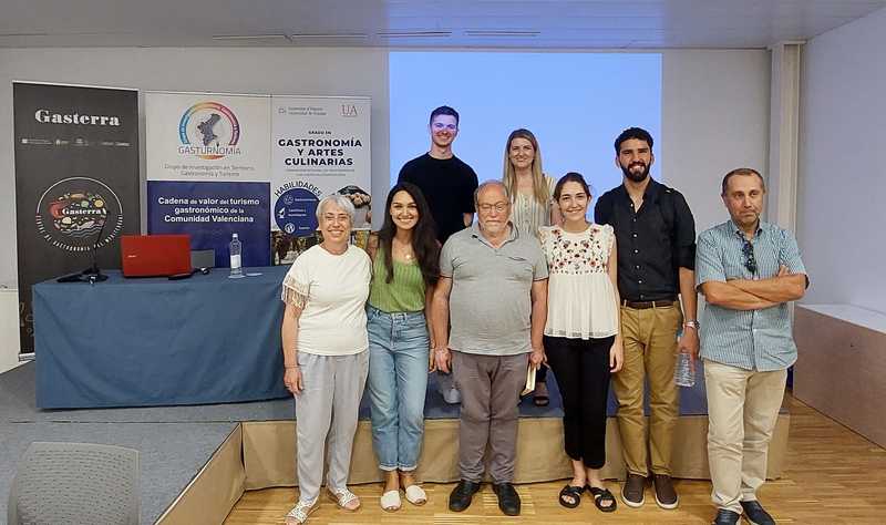 Alumnat de la segona promoció de Gastronomia i Arts Culinàries de la Universitat d'Alaca...