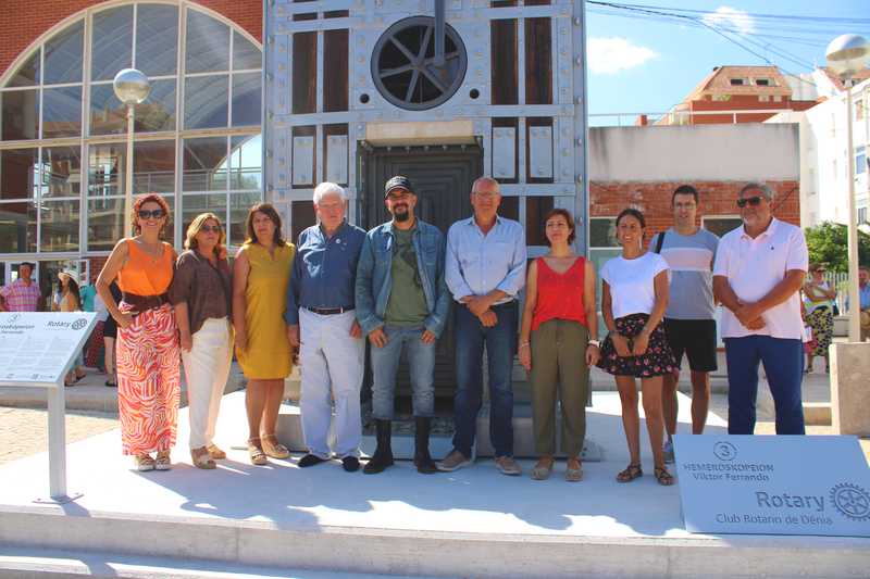  Piezas de desecho del antiguo ferrocarril Alicante-Dénia cobran vida en la escultura ‘Hemeroskopeion’ de Viktor Ferrando que preside la entrada a la estación del TRAM 