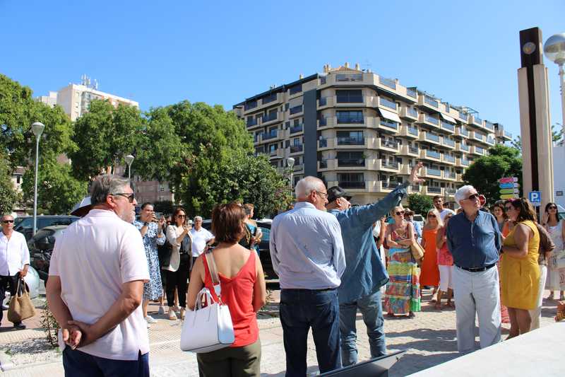  Piezas de desecho del antiguo ferrocarril Alicante-Dénia cobran vida en la escultura ‘Hemeroskopeion’ de Viktor Ferrando que preside la entrada a la estación del TRAM 