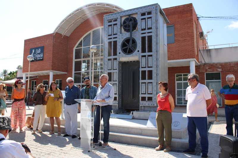Peces rebutjades de l’antic ferrocarril Alacant-Dénia cobren vida en l’escultura 'Hemero...