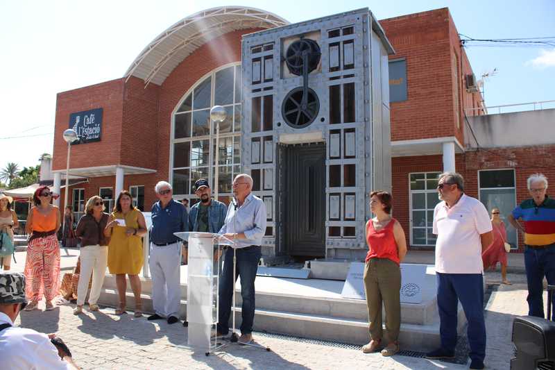  Piezas de desecho del antiguo ferrocarril Alicante-Dénia cobran vida en la escultura ‘Hemeroskopeion’ de Viktor Ferrando que preside la entrada a la estación del TRAM 