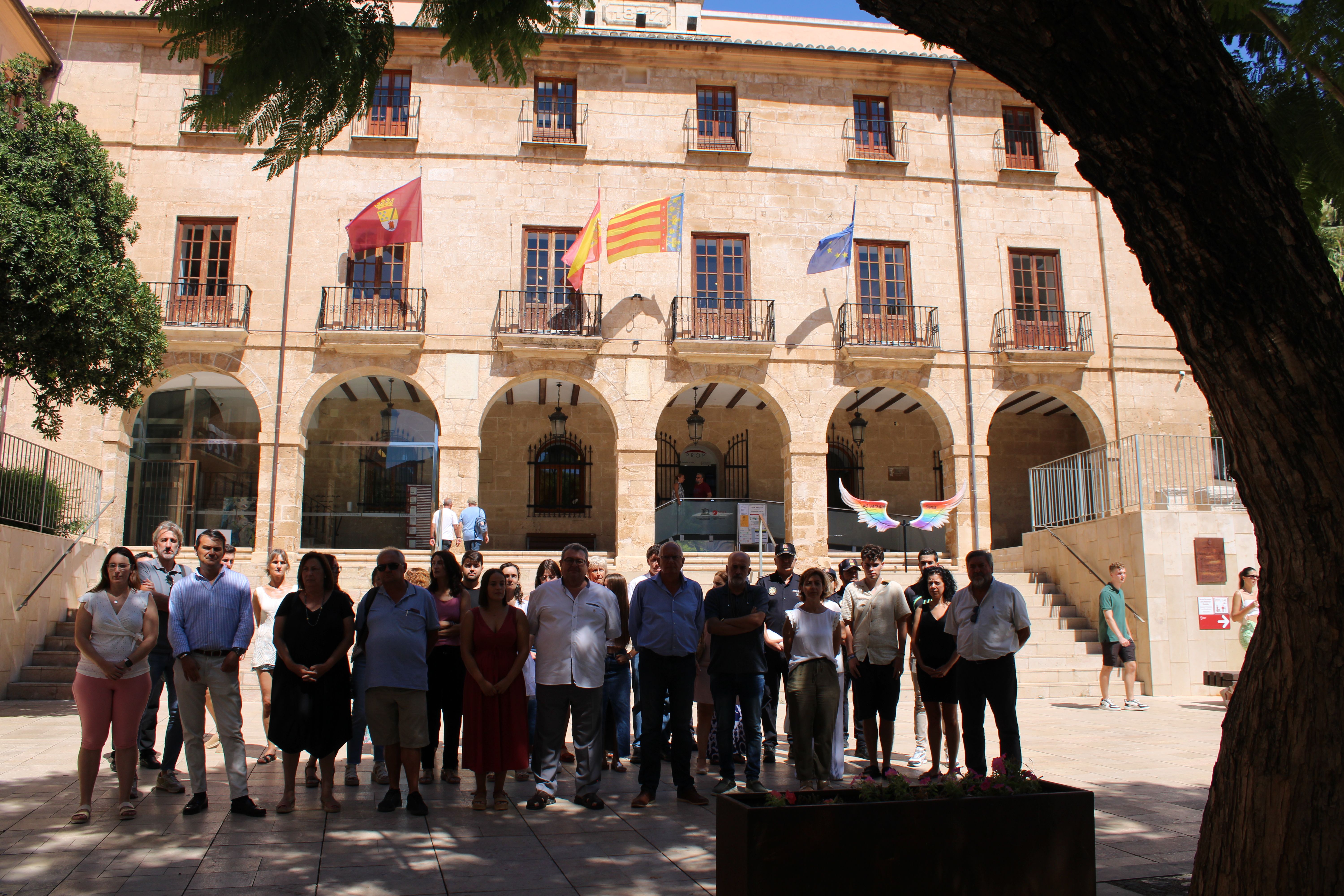 Minut de silenci a l'Ajuntament de Dénia en memòria de l'última víctima mortal de la...