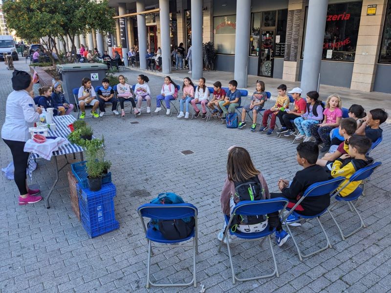  Escolares de Dénia visitan el Mercat de calle La Vía para conocer los productos de proximidad y participar en un taller de cocas 