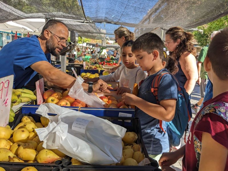  Escolares de Dénia visitan el Mercat de calle La Vía para conocer los productos de proximidad y participar en un taller de cocas 