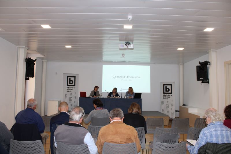  El Ajuntament aborda la regulación de las viviendas turísticas en Dénia con un diagnóstico de la actual situación elaborada por la Universidad de Alicante 