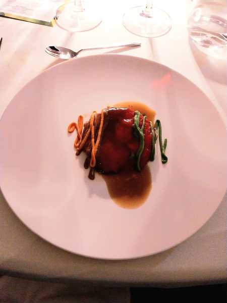 Plato de fassona piamontesa elaborado y servido en la cena de gala por Alberto Ferruz
