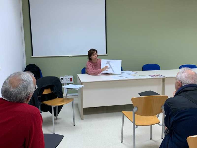 La regidora M. Josep Ripoll explica les línies generals del projecte en la reunió de barri P...