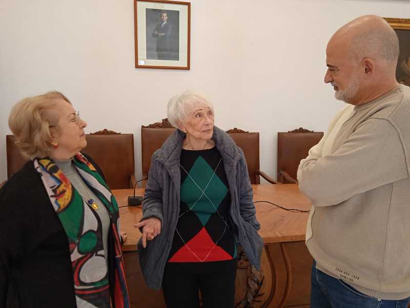 Marisa Ferrándiz i Ana Albarracín amb el regidor d'Igualtat i Diversitat
