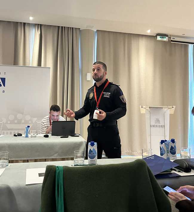 La Policia Local de Dénia compartix les seues experiències sobre dispositius en grans esdeve...