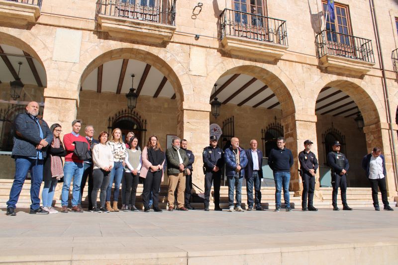 L'Ajuntament de Dénia se suma a la concentració silenciosa en memòria de la mort de dos ...