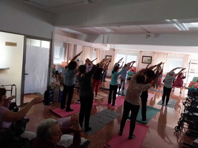 Una sesión de yoga de las Aulas de la Tercera Edad es impartida en la residencia Santa LLúcia