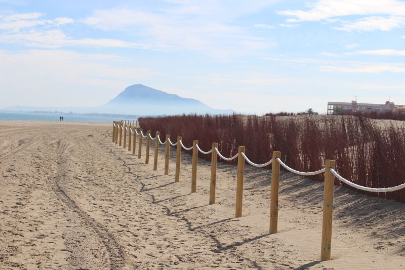 La delegada del Gobierno en la Comunitat Valenciana visita la regeneración de la playa de Le...